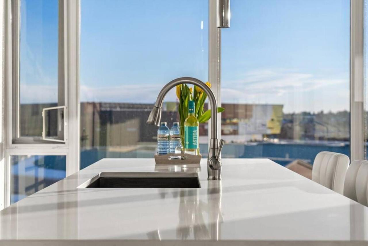 Luxury Apartment On The 9Th Floor Near Stampede, Complimentary Wine, 2 Car Ug Parking YYC Exterior foto